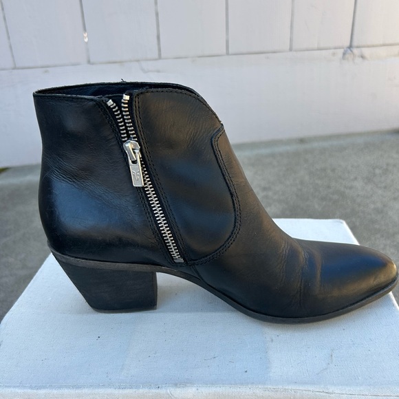 Frye Jennifer ankle bootie, black leather, size 9 - Picture 2 of 5